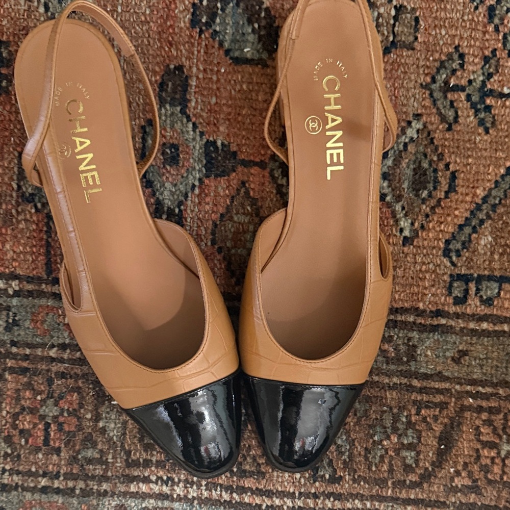 NWT| CHANEL Two-Tone Tan and Black Slingbacks